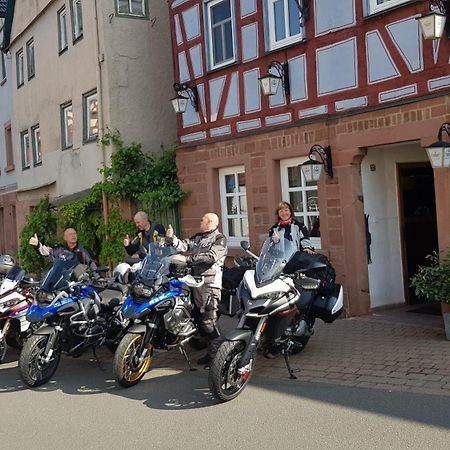 Brunnenputzer Pension Restaurant キュルスハイム エクステリア 写真
