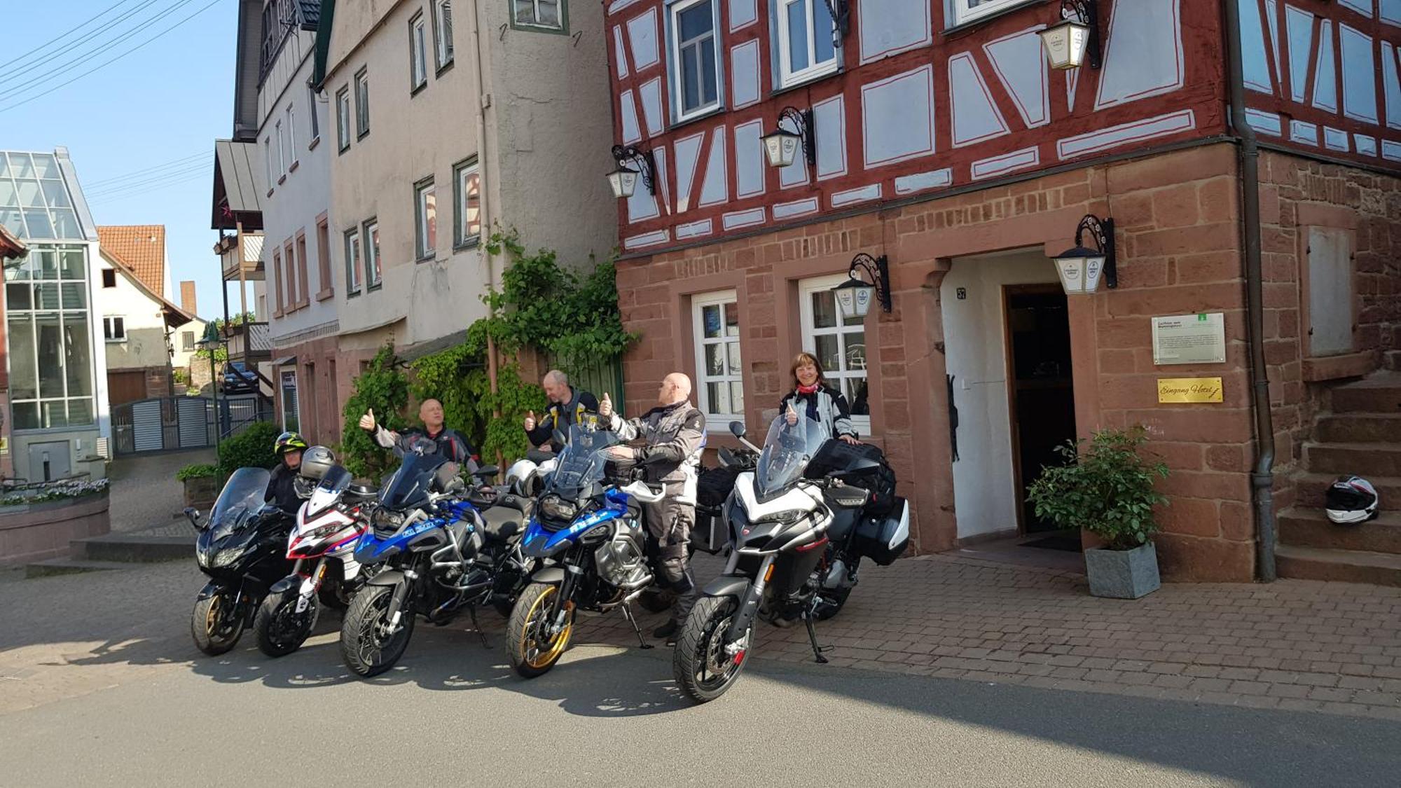 Brunnenputzer Pension Restaurant キュルスハイム エクステリア 写真